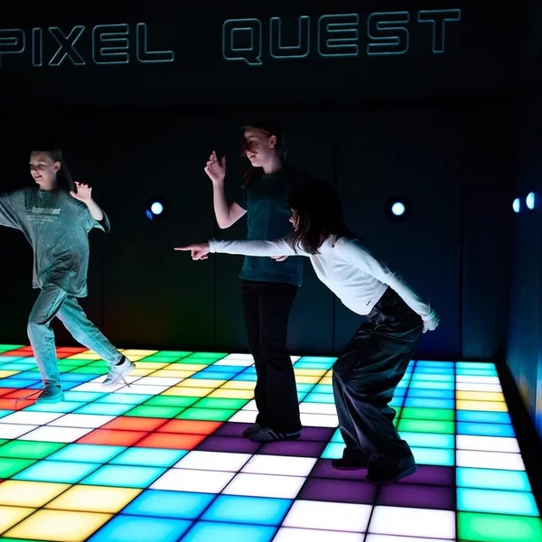 Pixel Quest: интерактивный световой пол — игры для семьи и друзей